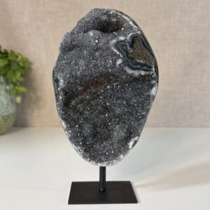 Amethist zwart op standaard