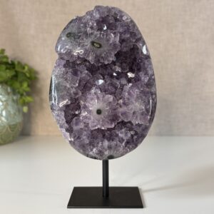 Amethist op standaard met rozetten